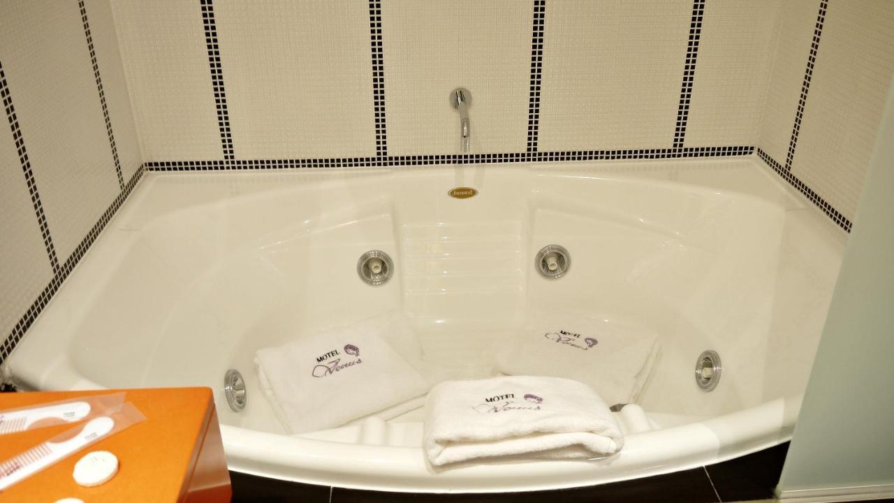 V Hotel Arroyomolinos Bilik gambar