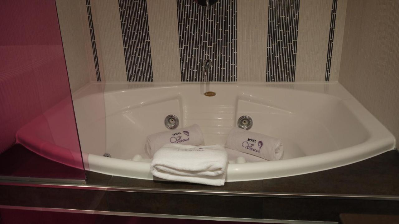 V Hotel Arroyomolinos Bilik gambar